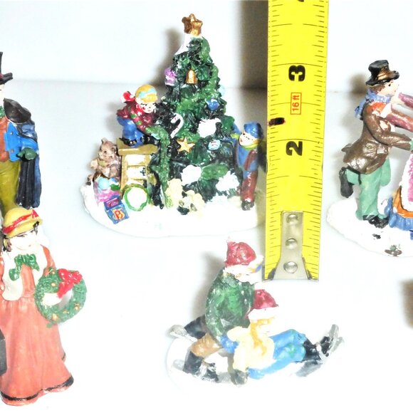 10 Vintage Lot of CHRISTMAS Figures Ice Skating Wreath Present Dancing Basket - Picture 5 of 7